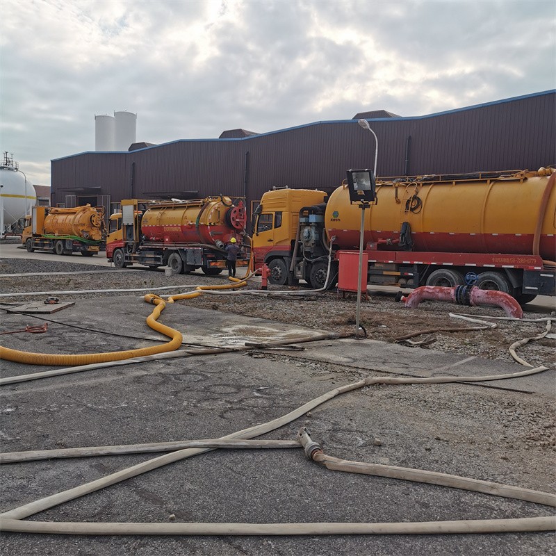 沉湖管委会污水池清理