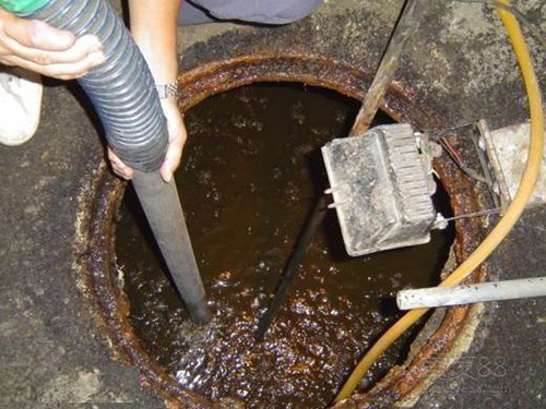 沉湖管委会隔油池清理