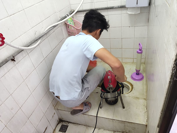 沉湖管委会管道堵塞冒臭气 专业师傅现场解决问题
