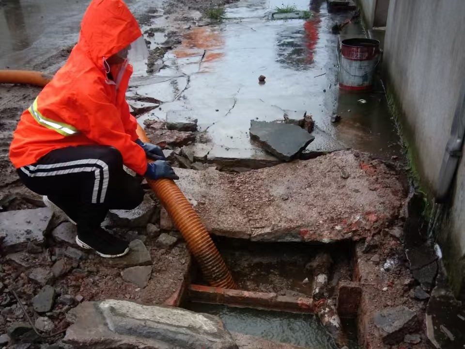 沉湖管委会专业清理污水池 炜誉市政以规范流程守护城市 “肠道”