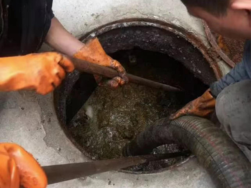 沉湖管委会清理化粪池时如何避免沼气的危害？